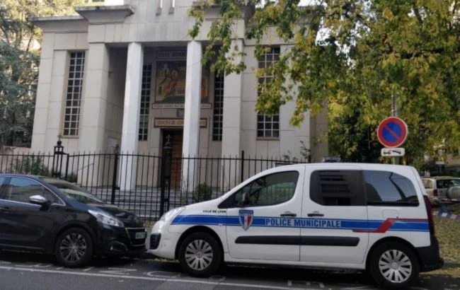 Підозрюваного у нападі на священника у Ліоні звільнили з-під варти