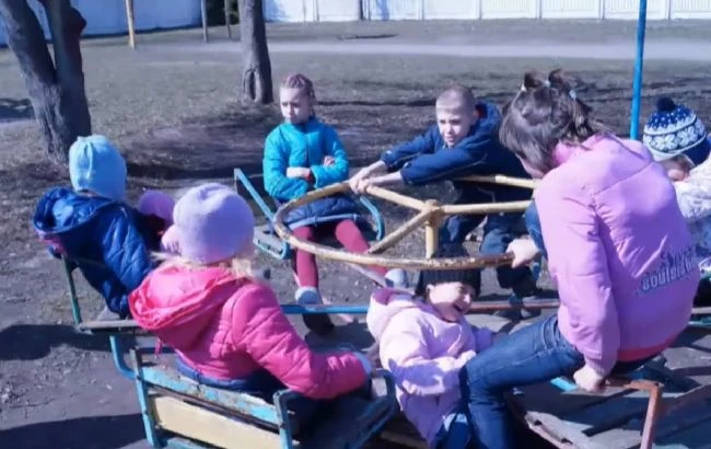 Страшно буває спати: у багатодітній сім'ї переселенців під Києвом хочуть забрати дім