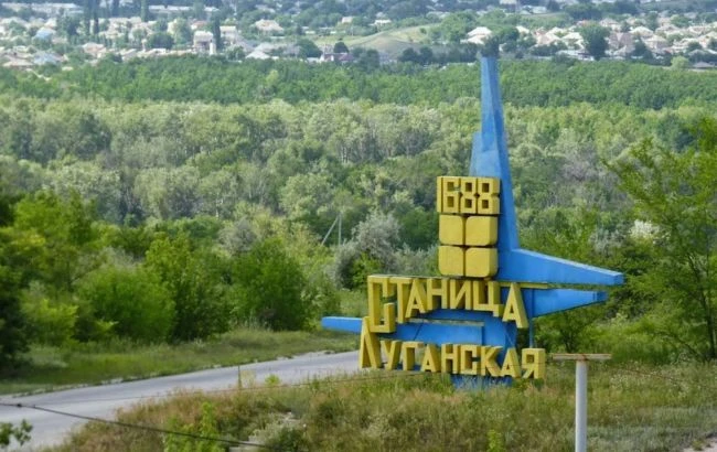 Біля закритого на карантин КПВВ 