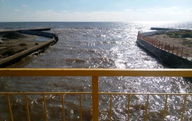 В Одесі море змінило колір, а вночі світиться: названа причина феномену