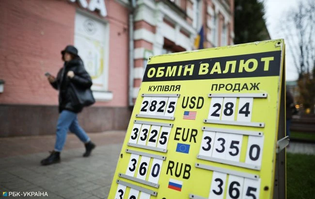 Імпортери скорочують покупку валюти через посилення карантину