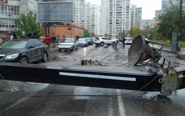 У Києві будівельний кран впав на дорогу і пошкодив автомобіль