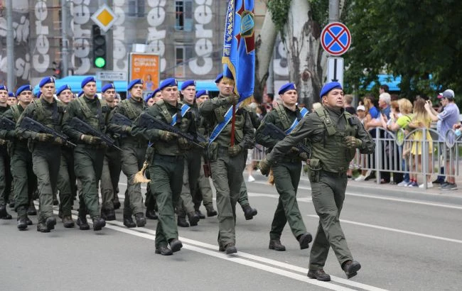 У Маріуполі пройшов військовий парад, приурочений до сьомої річниці визволення міста