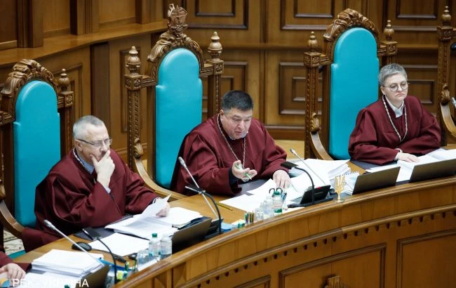 КСУ оголосив перерву у справі про 