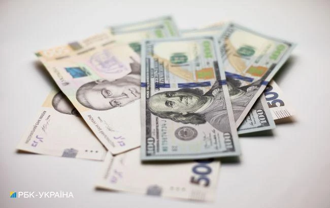 Курс долара на міжбанку прискорив зростання і піднявся вище 27,50 гривень
