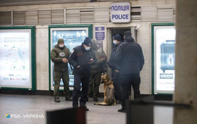 Чотири станції метро та літак в 