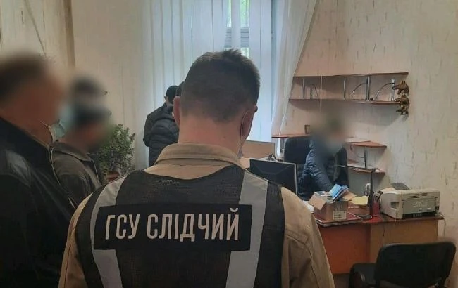 Поліція ліквідувала канал постачання контрафактного алкоголю і тютюну з ОРДЛО