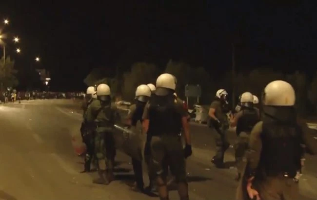 Пожежа в таборі для мігрантів у Греції: поліція зупинила натовп сльозогінним газом