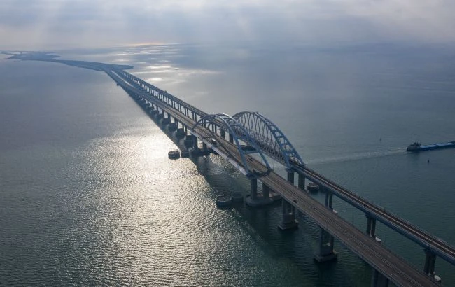 Росія запустила вантажні поїзди по Керченському мосту