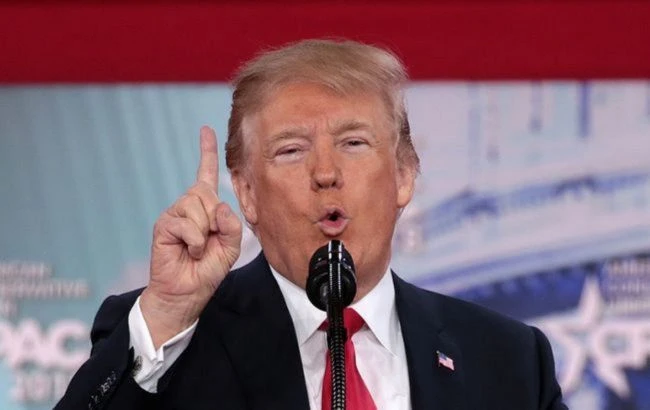 Трамп: коронавірус не зникне, якщо всі одягають маски