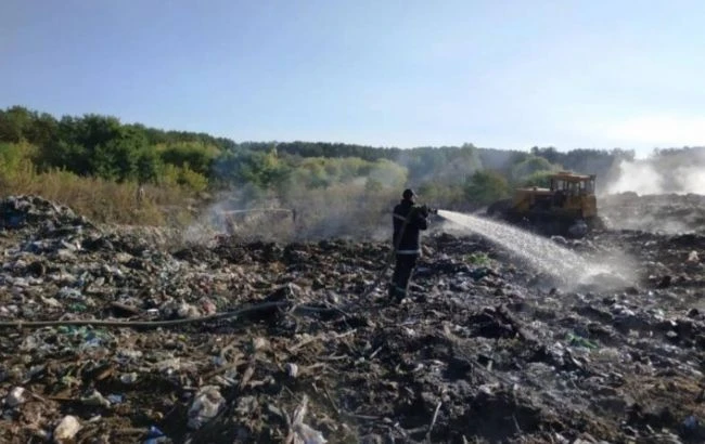 У Житомирській області загорілося звалище, є загроза поширення вогню на ліс