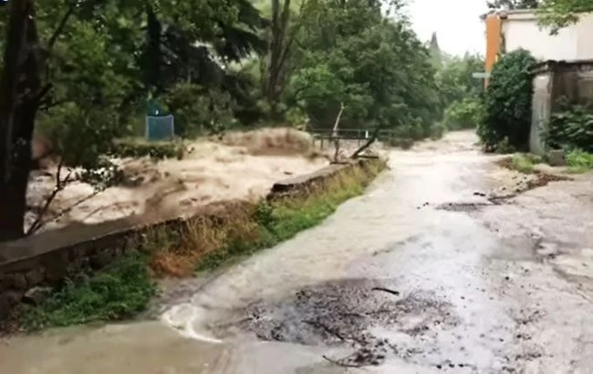Злива в Ялті: за дві години випало близько половини місячної норми опадів