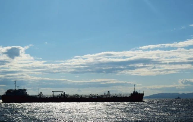 Потопаючий танкер РФ в Азовському морі відбуксирували, доля 3 членів екіпажу невідома