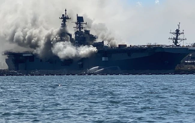 Корабель ВМС США може згоріти до ватерлінії