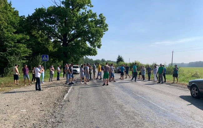 В Івано-Франківській області люди перекрили дорогу, вимагають ремонту траси