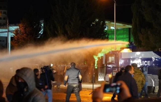 У Грузії поліція розігнала водометами протестувальників біля будівлі ЦВК