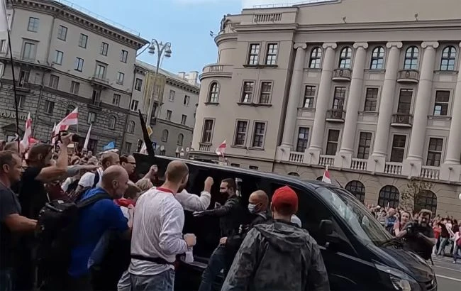 Одного з затриманих за напад на авто міліції у Мінську відпустили