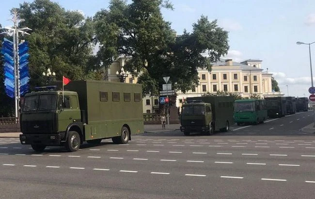 У центр Мінська стягнули військових і обмежили рух, почалися затримання