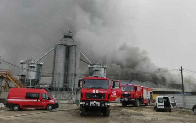 В Івано-Франківській області сталась масштабна пожежа на підприємстві