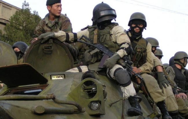 До столиці Киргизії в рамках НС продовжують стягувати військову техніку