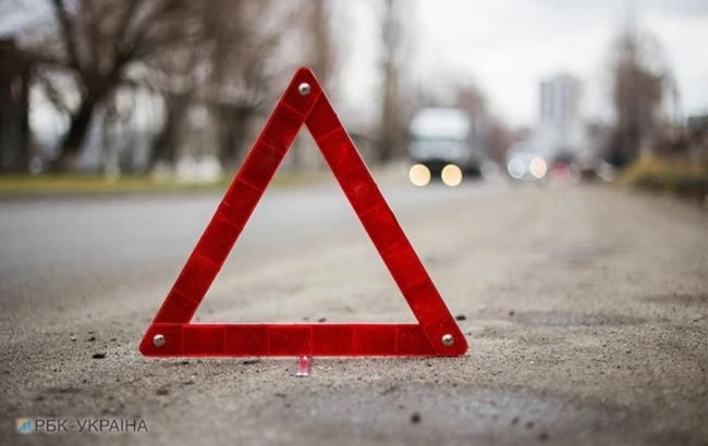 У Луцьку поліцейський на службовому авто врізався в стовп, є постраждалі
