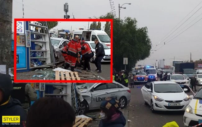 У Києві таксист влетів у зупинку з людьми: з'явилося відео моменту ДТП