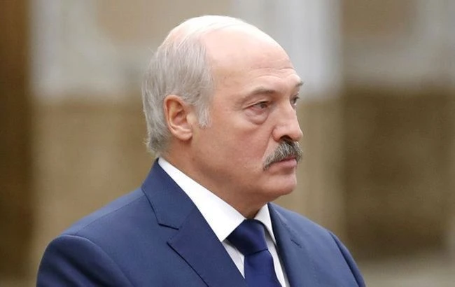У військовій формі і з автоматом: в мережі показали озброєного сина Лукашенка
