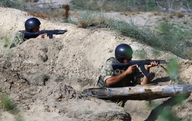 На Донбасі поранили військового