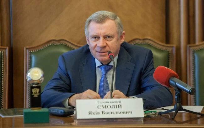 Під будинок екс-глави НБУ Смолія підкинули похоронні вінки і труну (фото)