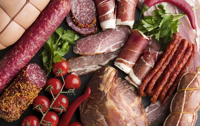 Склеєне м'ясо: як визначити, що продукт зроблений з відходів