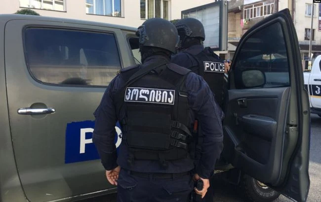 У Грузії затримали чоловіка, який захопив заручників у банку