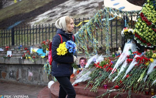 У Києві неадекват осквернив пам'ятник Героям Небесної сотні на очах у людей (відео)
