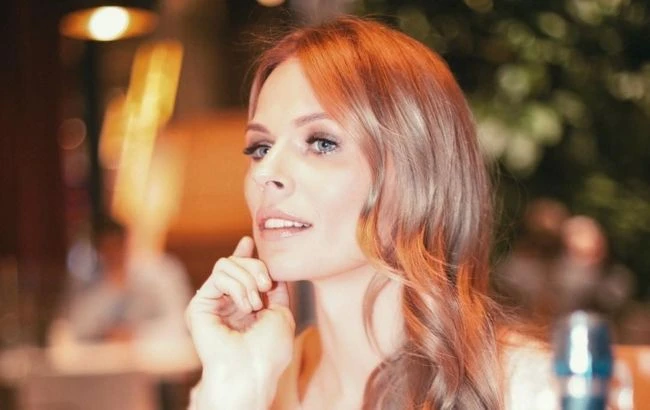 Розкута Ольга Фреймут оголила груди на пікантному фото і викликала суперечки в мережі