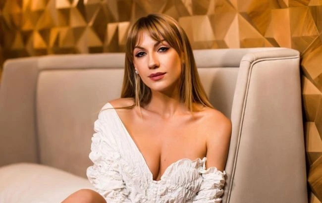 Справжня Барбі: Леся Нікітюк в лимонному платті підкорила грацією на сонячних фото