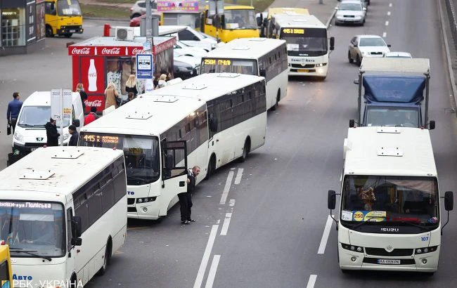 В мережі розповіли про нелегальну парковку маршруток у Києві: 