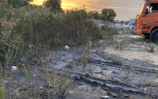 У Полтавській області вантажівки зливали відходи у полі