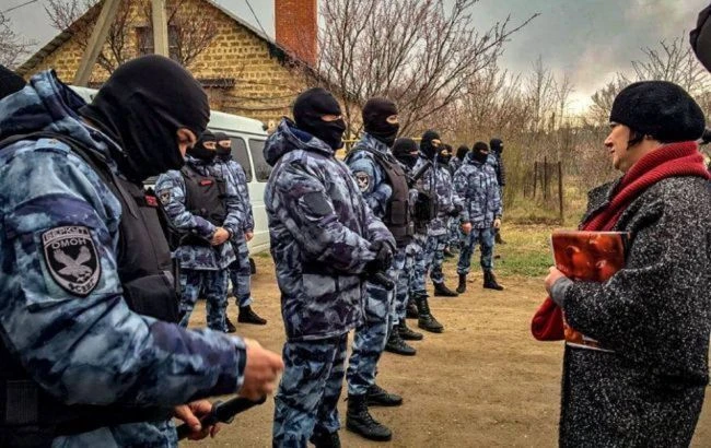 Після обшуків в Криму провели масові затримання