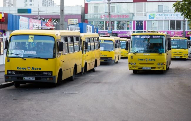Агресивний водій у Києві силоміць випхав пасажира з маршрутки (відео)