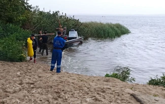 На Дніпрі перевернувся човен з майже десятком людей