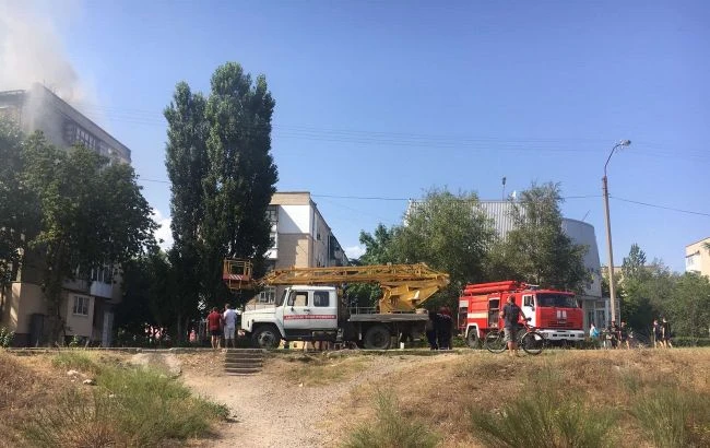 У Новій Каховці сталася масштабна пожежа в багатоповерхівці: фото і відео інциденту