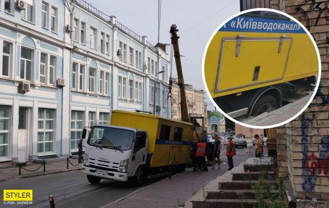 У центрі Києва під асфальт провалилася машина 