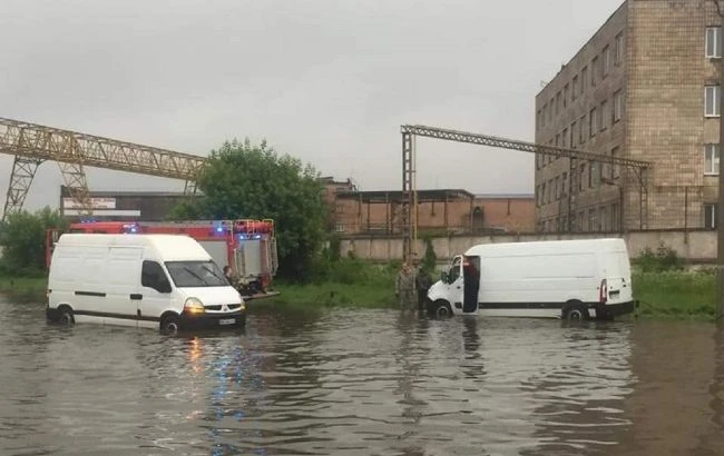 Маріуполь пішов під воду після сильної зливи: фото і відео стихії