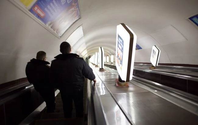 У Києві на станції метро чоловікові стало погано, і він впав на підлогу: його намагалися відкачати
