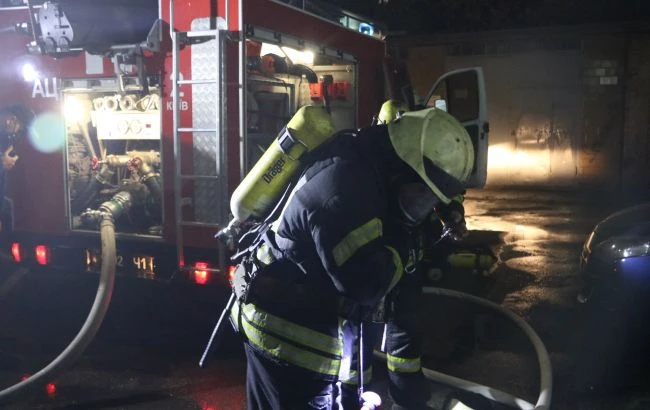 У центрі Києва сталася пожежа в готелі: люди опинилися в пастці (відео)