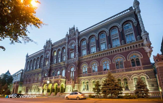 НБУ продавав валюту для стримування зростання курсу долара вперше з початку квітня