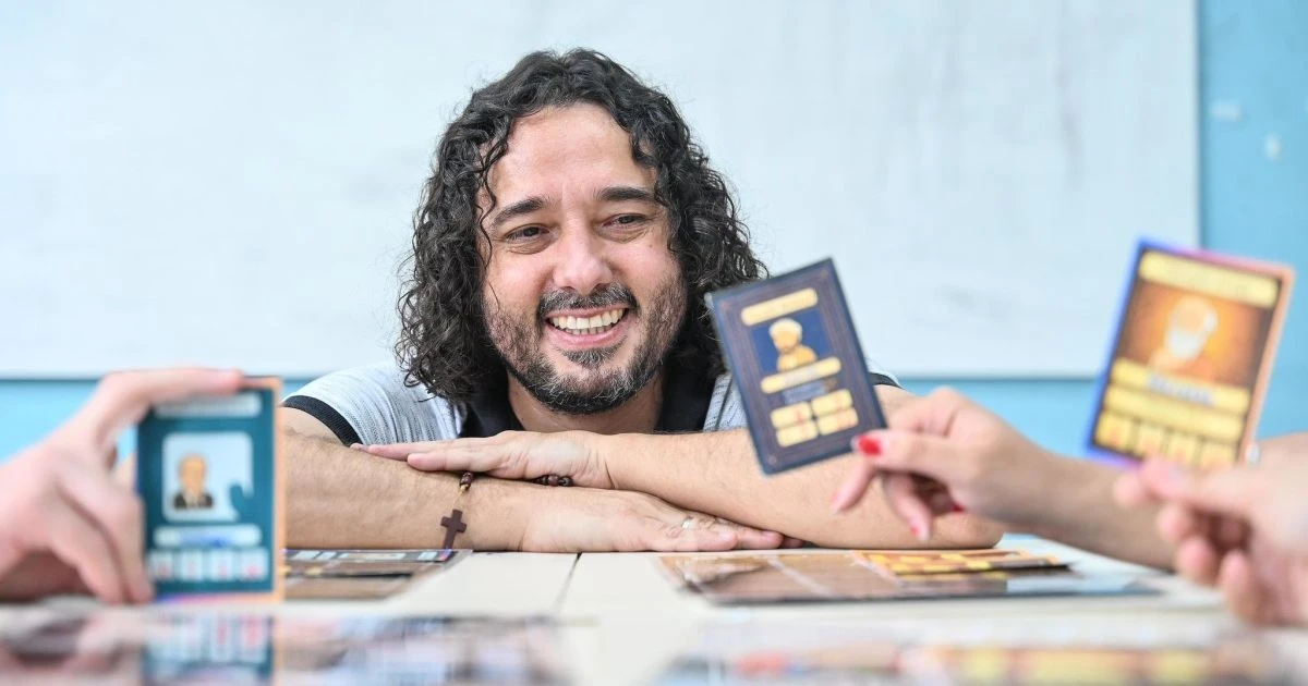 Dia dos Professores: ex-padre cria jogo de cartas para ensinar filosofia