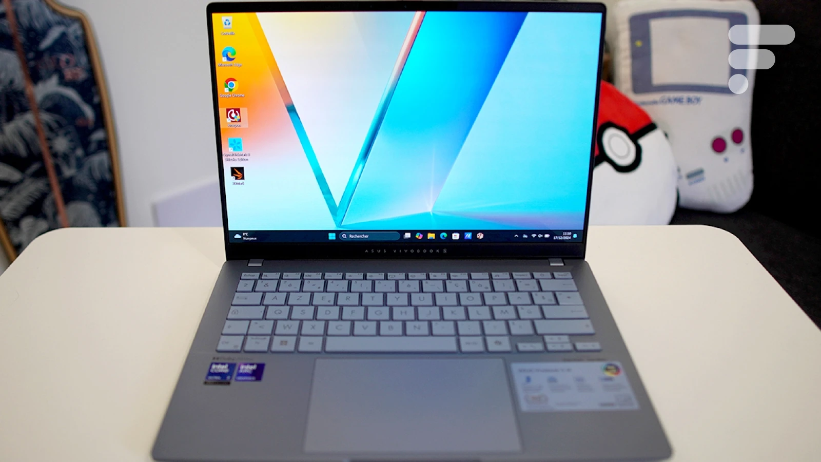 Pour oublier votre vieux PC, voici un laptop OLED 14″ avec un Core Ultra 5, un poids plume et un prix en baisse de 20 %