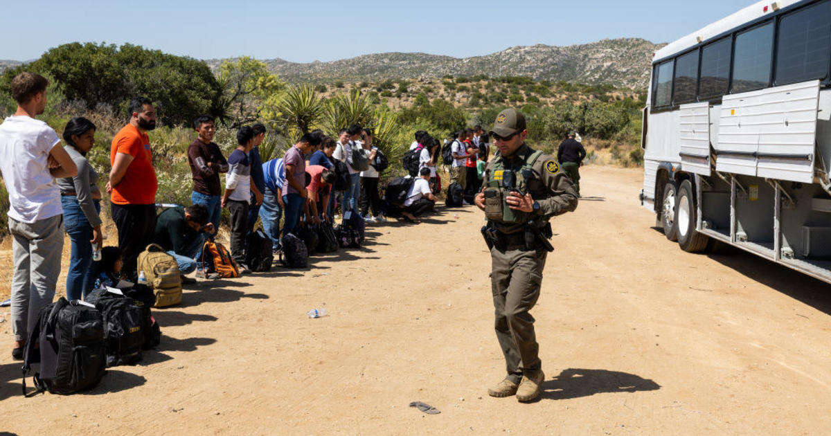 Illegal border crossings fall to lowest level of Biden's presidency