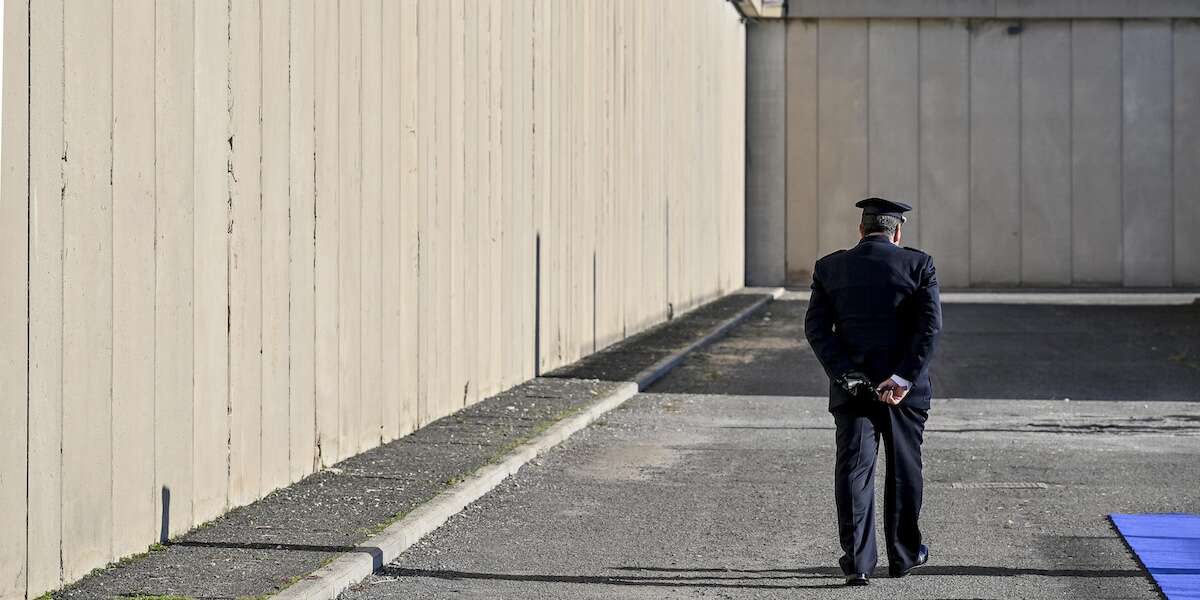 Si suicidano anche gli agenti di polizia penitenziariaIn sei si sono uccisi dall'inizio dell'anno, oltre a più di 50 detenuti, ma ci sono poche informazioni e dati pubblici: secondo i sindacati incidono molto le pessime condizioni degli istituti e la carenza di personale