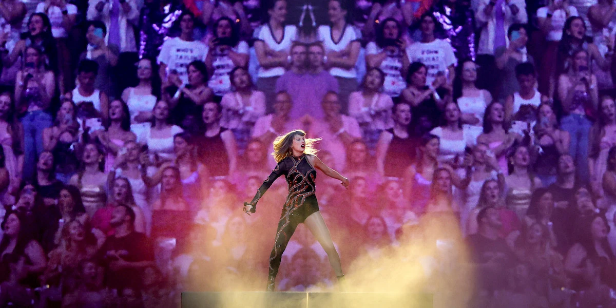 Taylor Swift smuove davvero l’economia?Nelle città in cui passa l'Eras Tour arrivano decine di migliaia di persone, ma l'impatto sulle entrate locali è stato molto esagerato